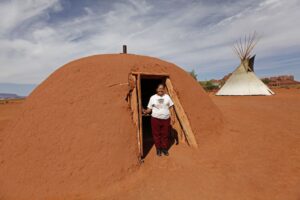 USA. The Hogan is the traditional dwelling of a Navajo family. It is circular in shape, about eight metres in diameter, with a single door facing east. Its structure is made of wood (juniper or cedar branches 10 to 15 cm in diameter), sealed and covered with earth, which provides good insulation against both cold and heat. Sylvain Grandadam.