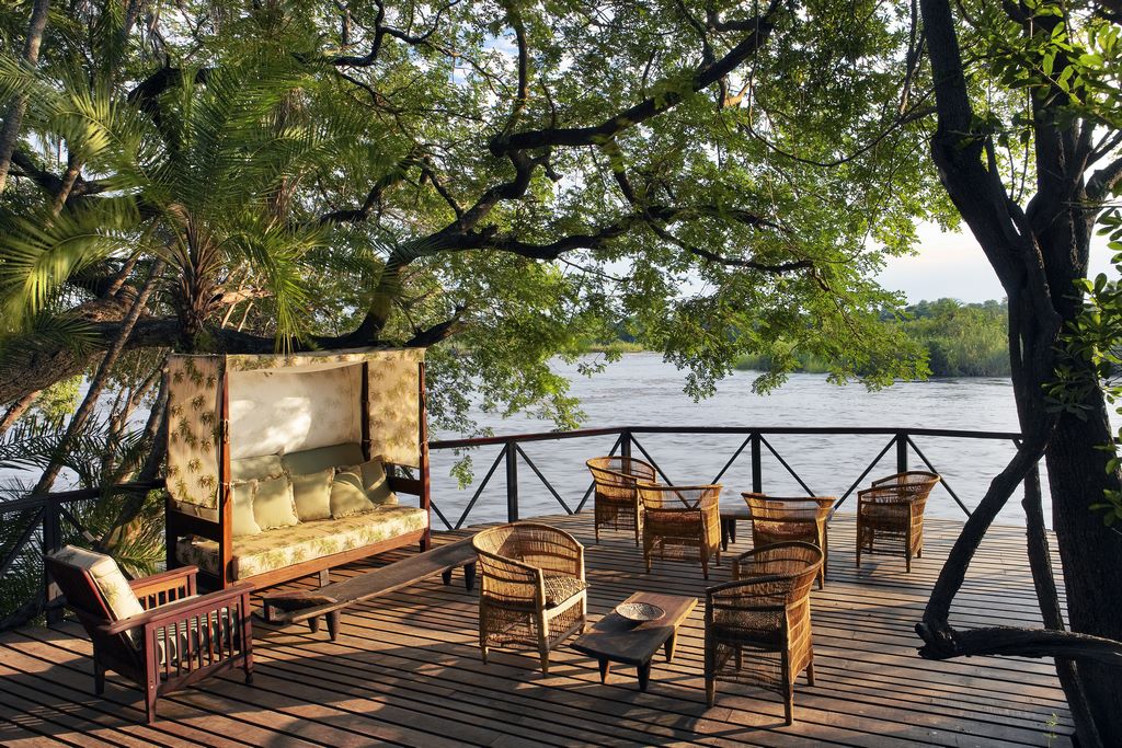 Bostwana. La terrasse du Cascades Safari Lodge offre une vue exceptionnelle sur les rapides du fleuve Zambèze. © Micky Hoyle.