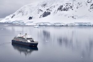 Le Commandant Charcot, yacht de luxe ultramoderne de l'armateur de croisière Ponant, navigue dans les eaux gelées.