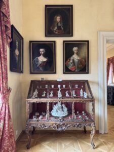 Tchéquie. Palais Lobkowicz. Série de portraits de femmes de la noblesse réalisés par la princesse Ernestine Charlotte de Nassau-Siegen (1623-1668). Son style est inspiré de la tradition flamande. S. Grandadam.