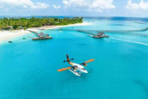 Maldives. Après un survol en hydravion où nous avons pu admirer les somptueux panoramas maldiviens, cet établissement est un havre de luxe.