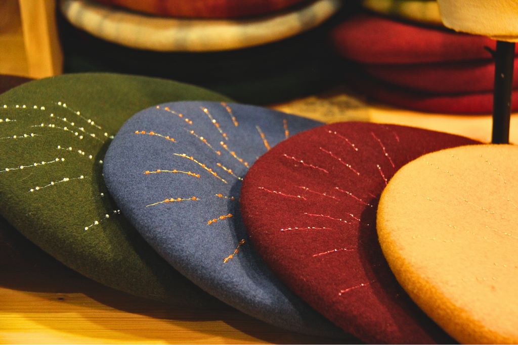 France. Orthez. la Manufacture de bérets garantit un produit 100% artisanal, entièrement fabriqué en France. © Office de Tourisme Orthez.