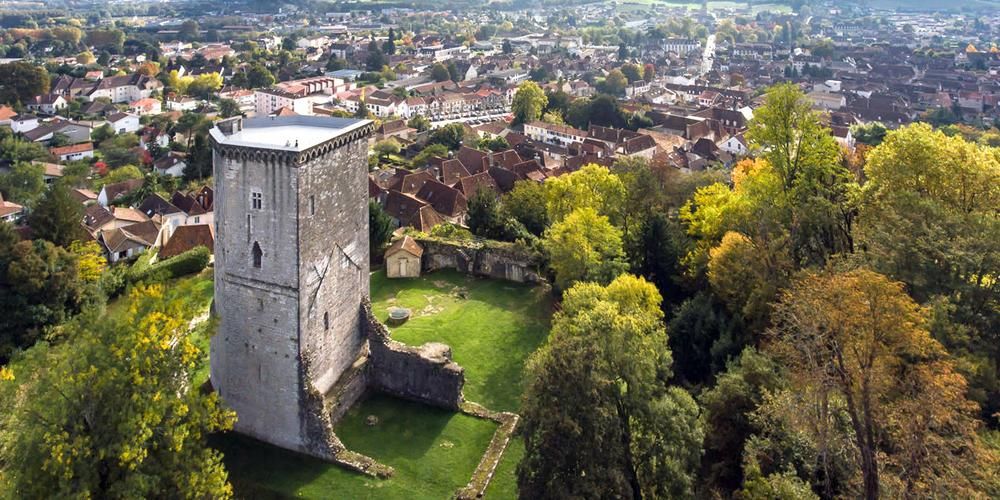 France. Orthez. Le donjon du Château Moncade à Orthez est le dernier vestige de la demeure de Gaston Fébus qui essaya, au 14è siècle, de faire du Béarn un état indépendant. © OTourisme Orthez.