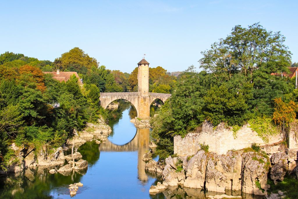 France. Orthez. Bâti par Gaston VII de Moncade, ce pont fortifié a servi de passage au-dessus de la rivière du Gave de Pau, aux pèlerins et aux marchandises. © Office de Tourisme Orthez.