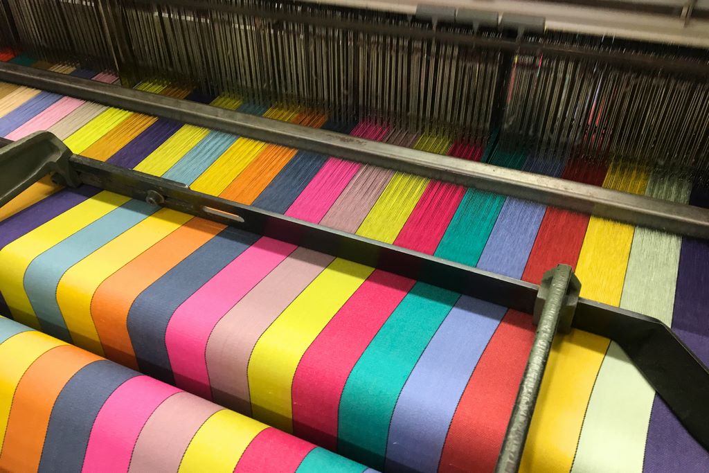 France. Orthez. La manufacture Moutet propose une visite pour découvrir chaque étape du tissage du Linge Basque et du Jacquard – de la bobine de fil au produit fini. © Tissage Moutet.