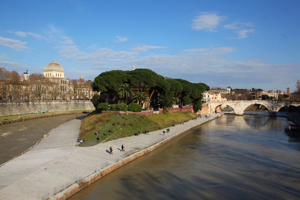 Italie. Rome. Peu visitée, la seule île urbaine du Tibre, longue d'environ 300 mètres et large d'environ 90 mètres, est reliée aux rives du Tibre par deux ponts: le pont Cestius, datant de 46 avant J.-C. en direction du quartier Trastevere et le pont Fabricius en direction du Ghetto, construit en 62 avant J.-C. Brigitte Postel.