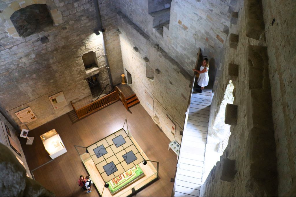 France. Orthez. Du château Moncade démantelé pendant la Révolution française, subsiste le donjon pentagonal avec sa salle des gardes et sa cheminée. © Office de Tourisme Orthez.