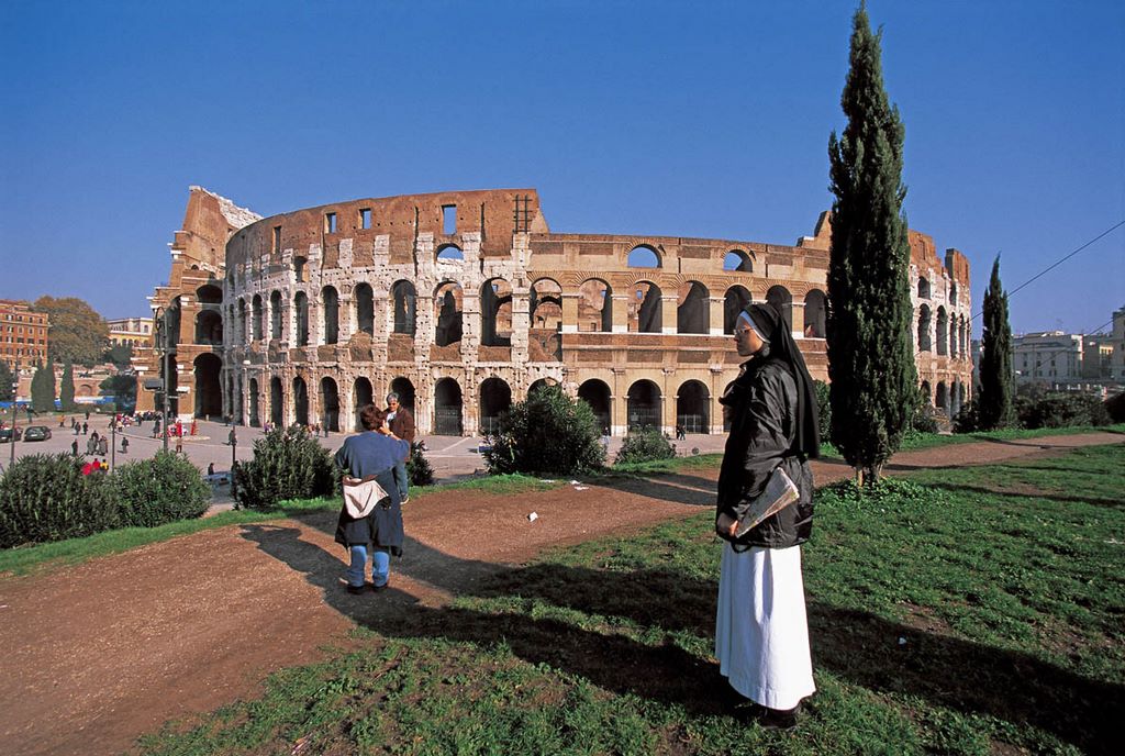 Italie. A Rome, même les bonnes sœurs visitent le Colisée. On ne sait jamais, peut-être qu’un gladiateur s’est réincarné en pèlerin ! Sylvain Grandadam.