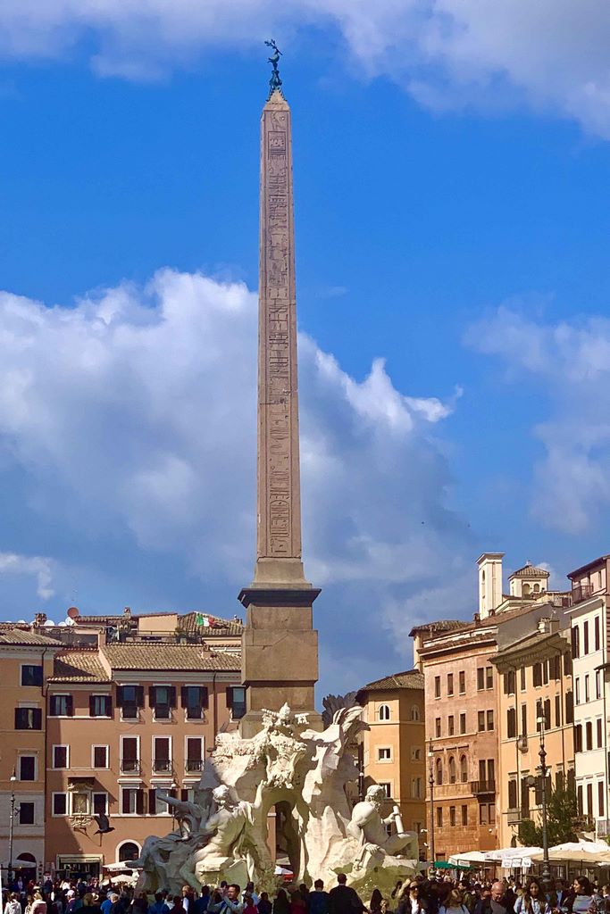 Italie. Rome. S’il y a bien une place à ne pas rater, c’est la Piazza Navona avec sa Fontaine des Quatre Fleuves coiffée en son centre d'un obélisque qui vient du Cirque de Maxence. © Michèle Lasseur.