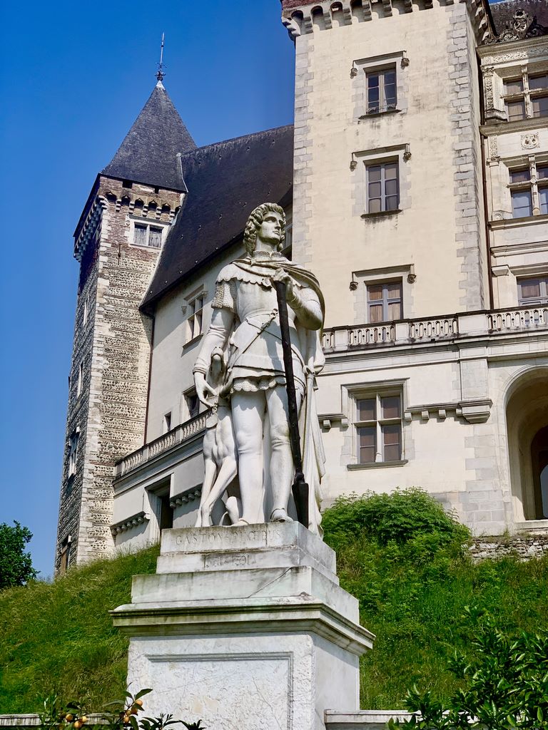 France. La statue de Gaston Fébus devant le château de Pau, forteresse des Rois de Navarre. M. Lasseur.