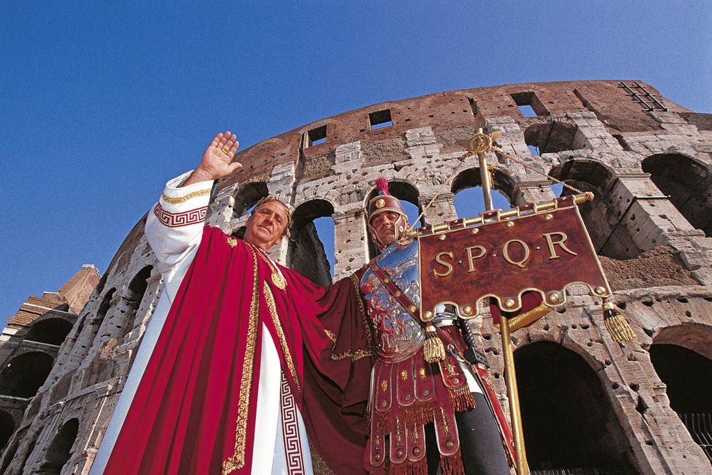 Italie. Rome. Quand tu dis à ton copain : viens discret et qu'il arrive en centurion avec un panneau et la devise en abrégé "Senatus Populus que Romanus" ! Sylvain Grandadam.