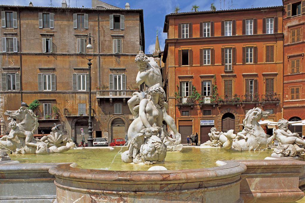 Italie. Rome. En 1873, la municipalité de Rome fit ajouter les groupes sculpturaux à la fontaine : Neptune combattant avec une pieuvre du sculpteur Antonio Della Bitta et les néréides, les dragons des mers, les amours et les dauphins de Gregorio Zappala. Sylvain Grandadam.