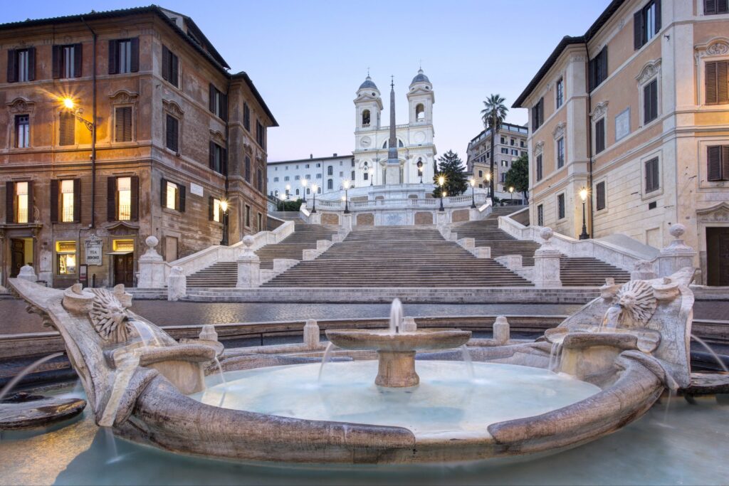 Italie. Rome. Devant l'Eglise de la trinité des Monts, fondée par le Roi de France Charles VIII, se déroule le célèbre escalier de la place d'Espagne. DR.