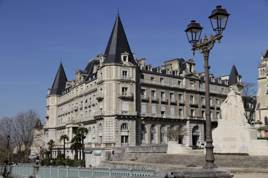 France. Pau. Situé sur le boulevard des Pyrénées, le remarquable hôtel Gassion a été transformé en appartements dans les années 1930. © Pau-Pyrénées-Tourisme.