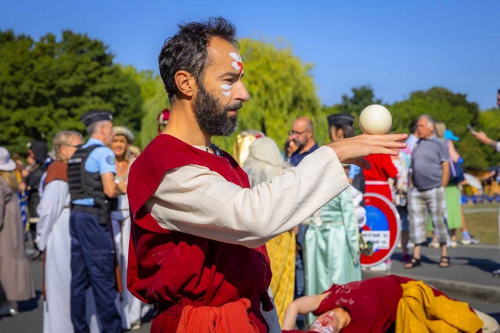 France. Jugglers and troubadours perform at Chinon's medieval market. Fabienne Boueroux.