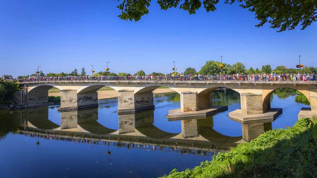 France. Chinon. Participants in the medieval festivals cross the Vienne on the historic Aliénor d'Aquitaine bridge. Fabienne Bouéroux.