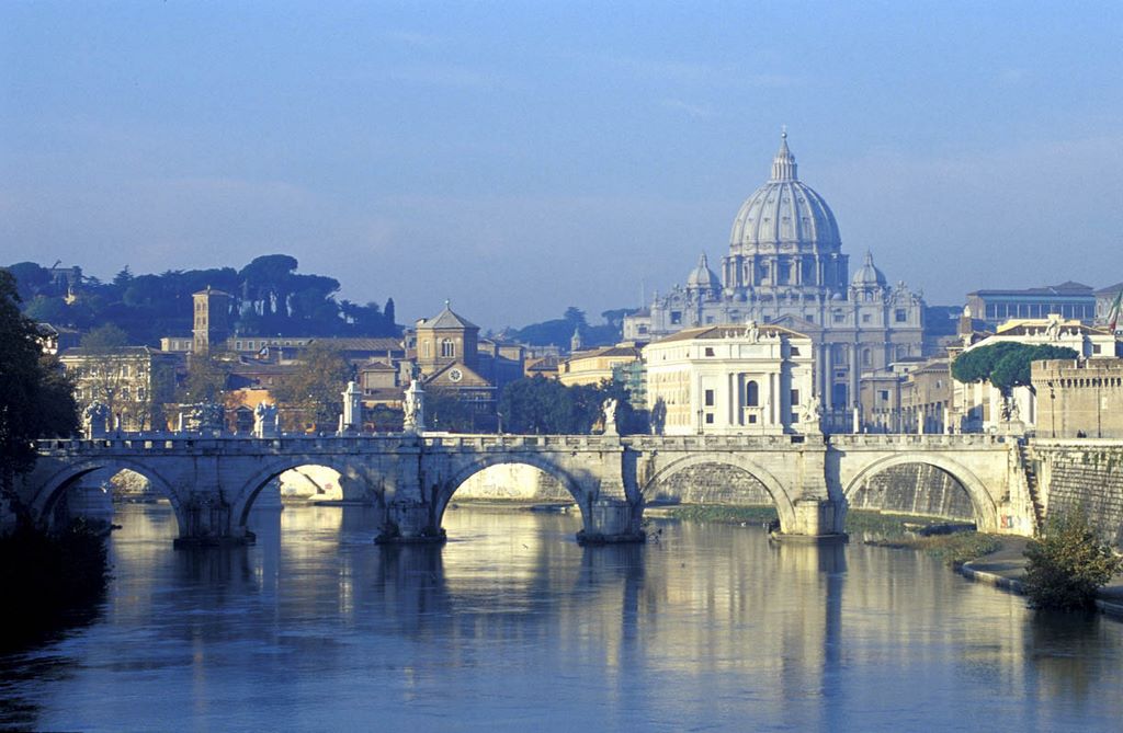 Italie. L'une des vues les plus spectaculaires de Rome : le pont Saint-Ange construit au IIe siècle apr. J.C. et la coupole de Saint-Pierre en arrière-plan. Sylvain Grandadam.