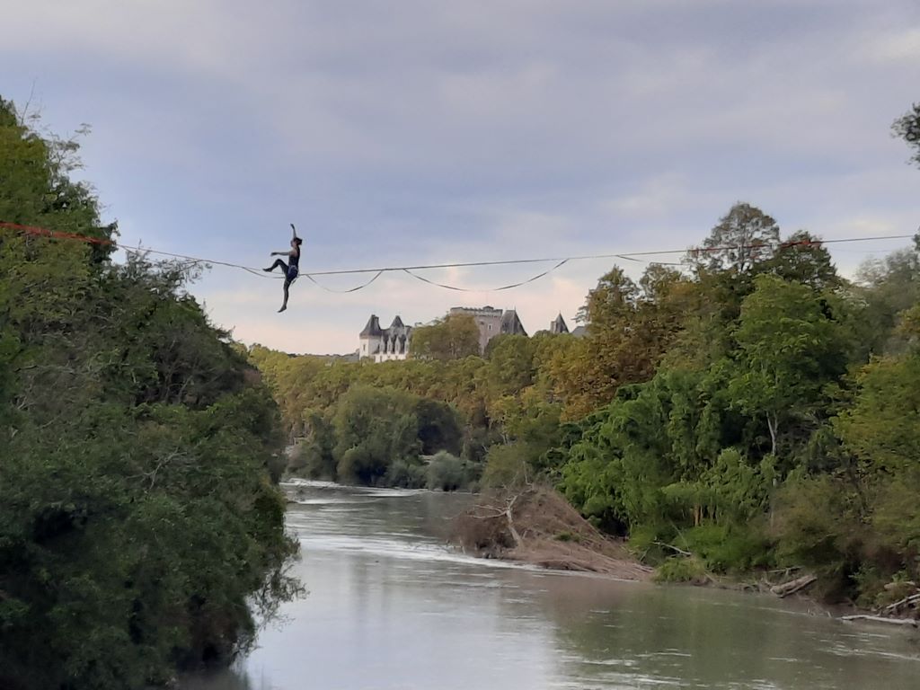 France. Pau. Le Gave murmure non loin, serpentant paisiblement, ajoutant sa musique discrète à la symphonie des sens du parc. Pau-Tourisme-© S. Sponem.