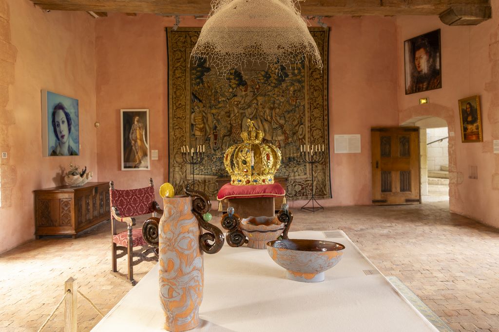 France. At the Château du Rivau, historical painting is revisited in the Salle des Dames, with female portraits of the most famous beauties of the Renaissance.  In the foreground, an installation of five engraved and enamelled ceramics by the Lamarche Ovize duo and the crown by Vincent Olinet. P. Laigneau.
