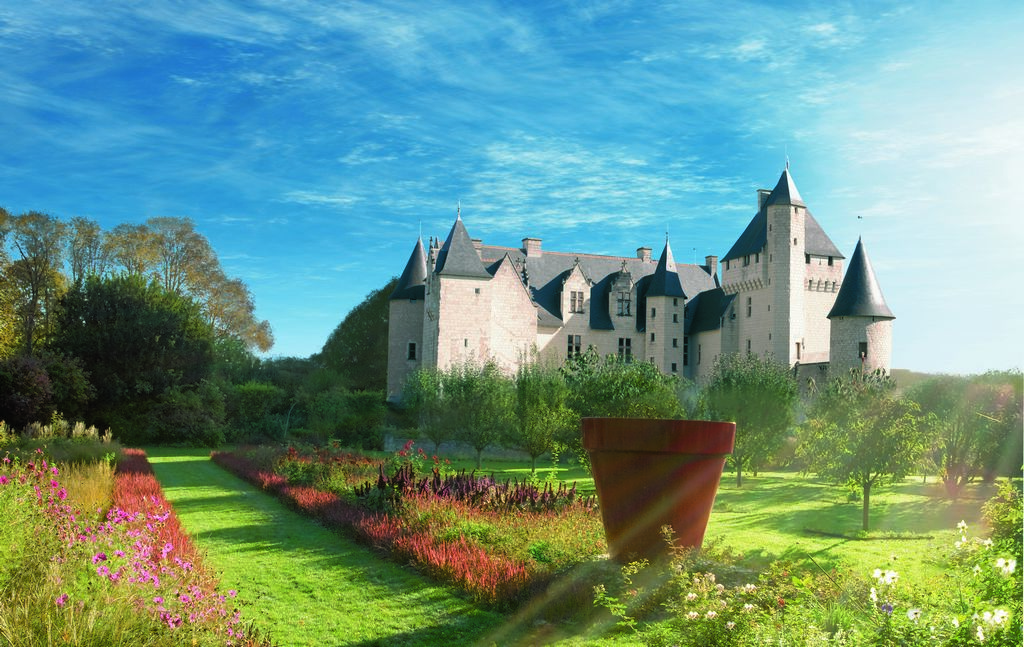 France. Château du Rivau. Au bord du chemin des fées, on découvre le monumental Pot rouge de Jean-Pierre Raynaud. © Château du Rivau.
