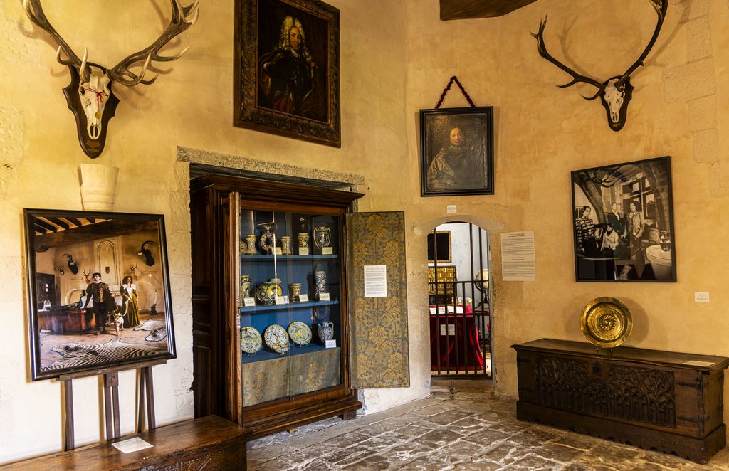 France. Château du Rivau. The former guards' room, the Beauvau Room or Portrait Room, where the faces of the past watch over those of today. P. Laigneau.