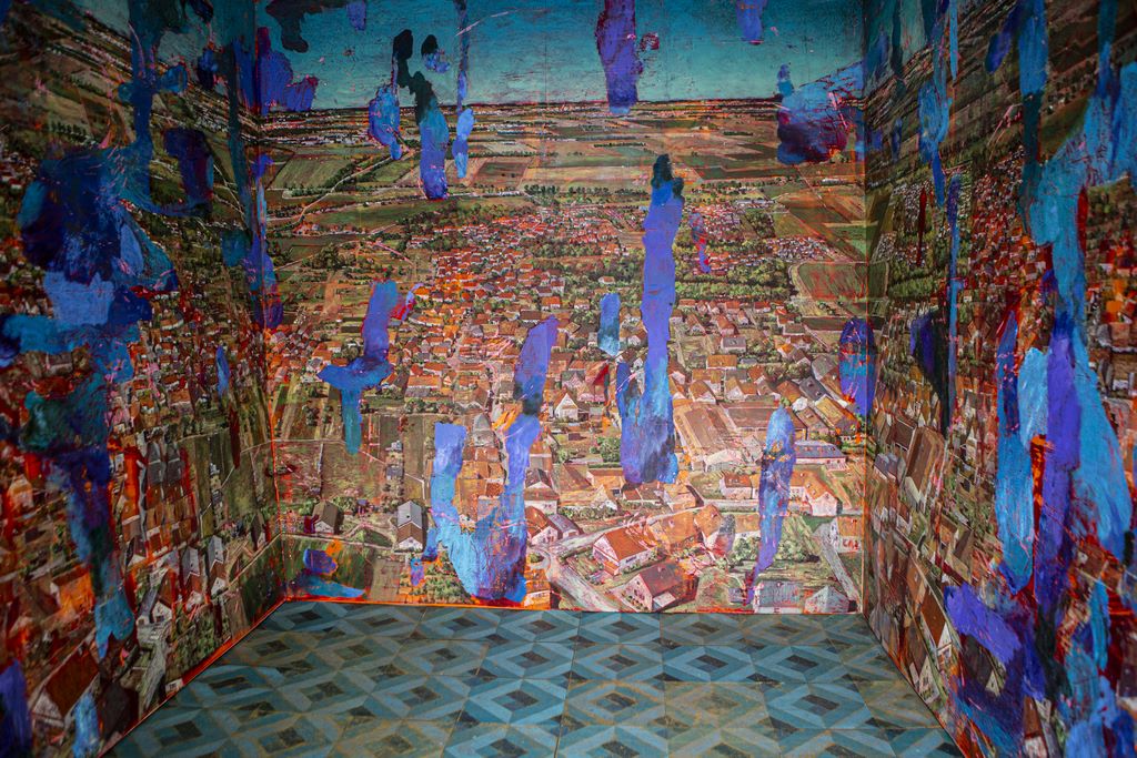 France. Château du Rivau. En s'approchant de la cabane de Julien des Monstiers, En s’approchant, on découvre à travers les judas pratiqués dans la porte les fresques colorées et lyriques, à priori séduisantes peintes par l’artiste, dévoilant le territoire rural environnant. © Château du Rivau/P. Laigneau.