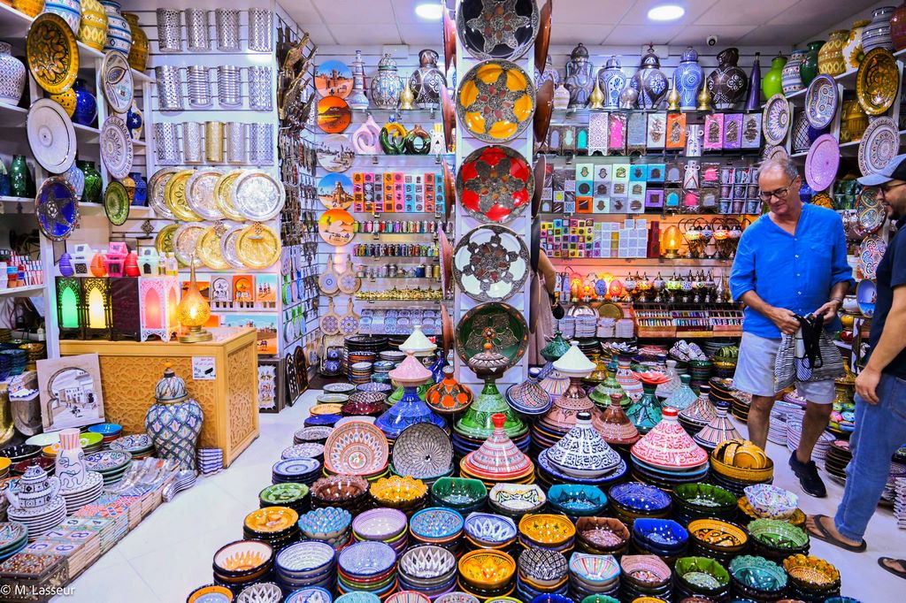 Maroc. Marchand de céramiques au souk d'Agadir. M. Lasseur.