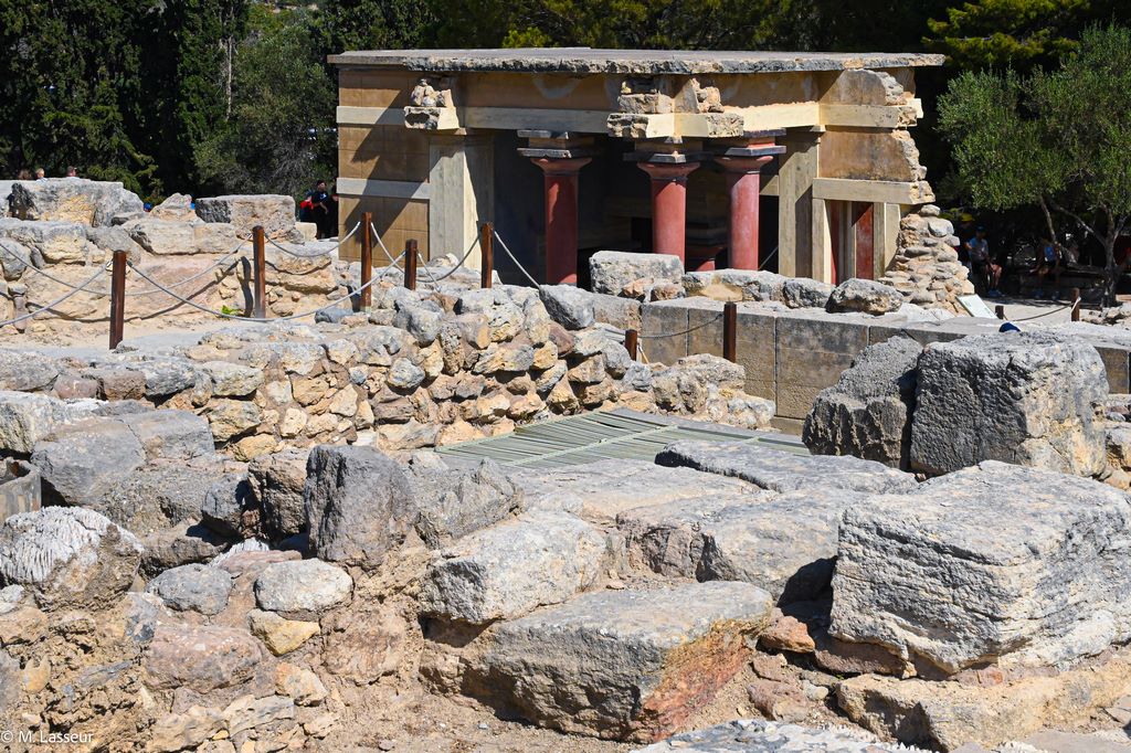 Crète. Site archéologique de Knossos. L'archéologue Evans a suggeré que cette cour hypostyle pouvait être un poste de douane où étaient contrôlées les marchandises qui arrivaient au palais par la voie maritime. M. Lasseur.