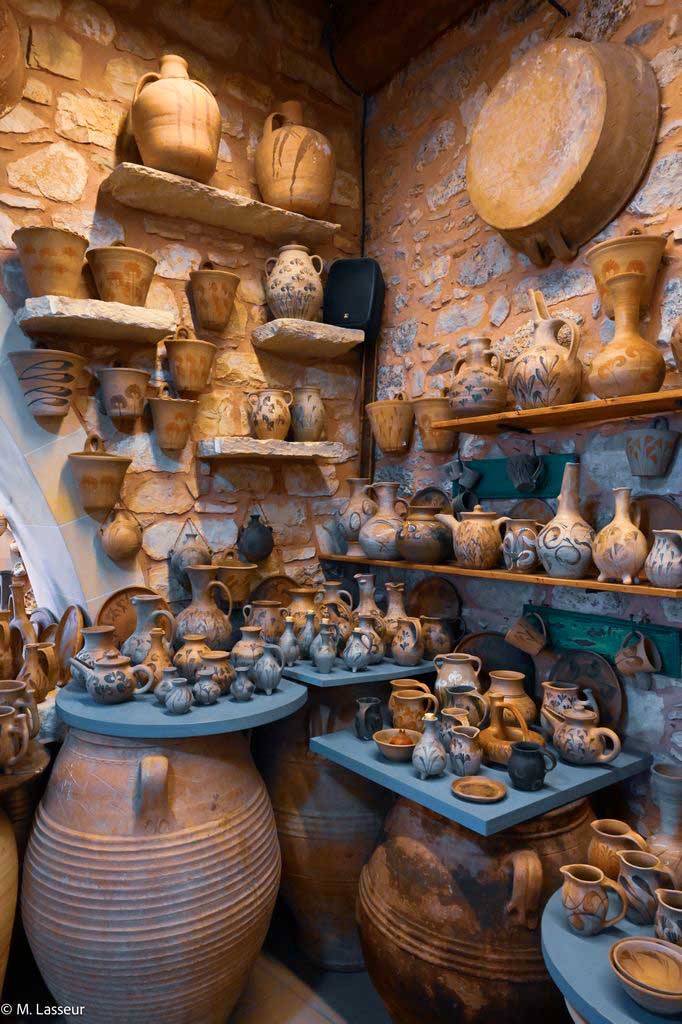 Crète. Village de Margarites. Chaque objet est à la fois utilitaire et poétique, témoin d'une mémoire vivante. M. Lasseur.