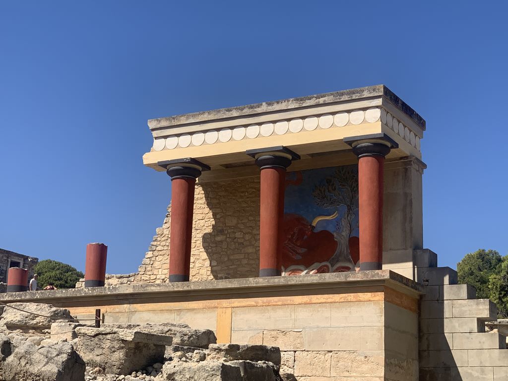 Crète. Palais de Knossos. Le bastion nord est orné d’une fresque représentant un taureau que l'on peut apercevoir derrières les colonnes. © M. Lasseur.