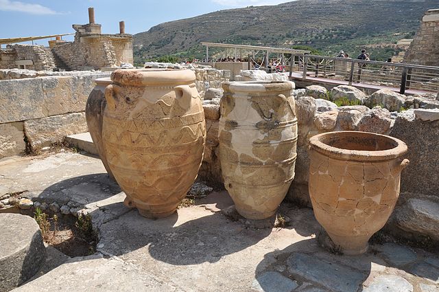 Crete. Jars or pithoi on the Knossos site. Moonik/Commons.