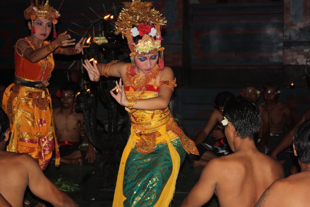 Indonesia. Bali. Dancers begin the Sanghiang Dedari dance, surrounded by the KecaK choir. Jbobo7/Commons.