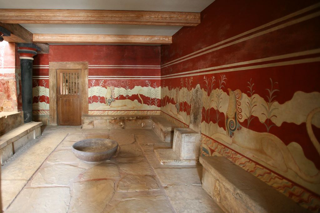 Crete. Knossos Palace. The throne room, decorated with frescoes of griffins, owes its name to a seat with a backrest called the "throne of Minos", framed by stone benches. B. Postel.
