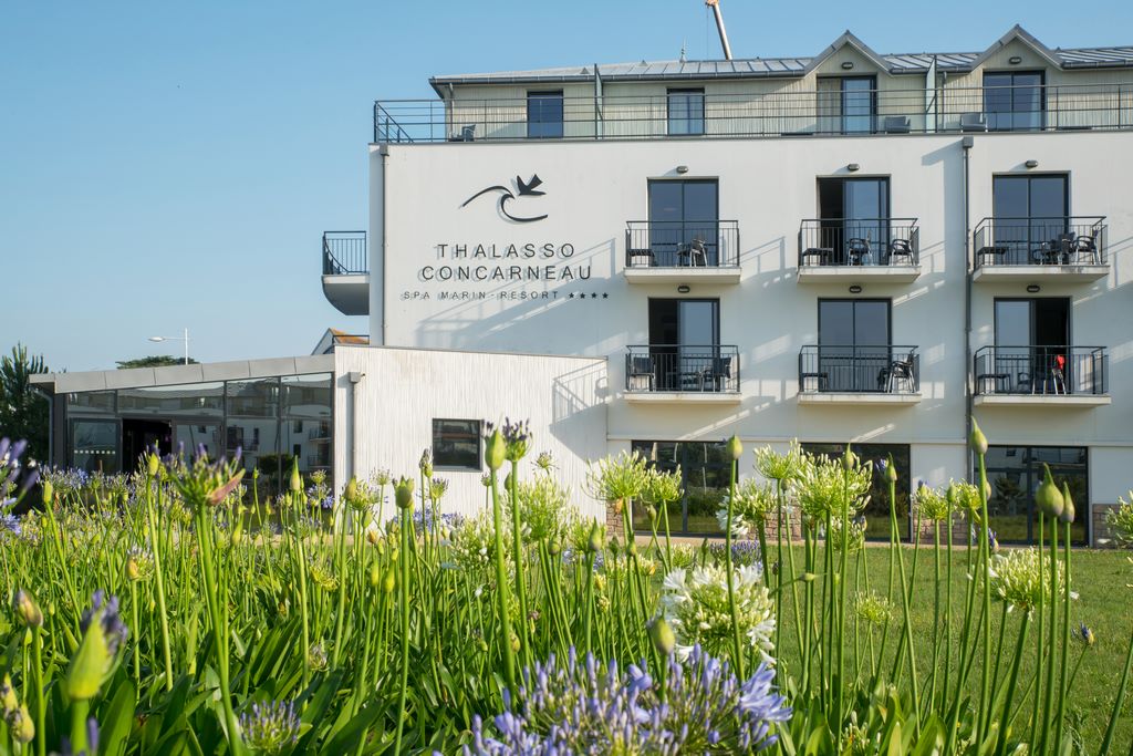 France. The 4* Thalasso Concarneau residence is spread over 3 floors with a view of the ocean, the Sables Blancs beach and direct access to the beach.