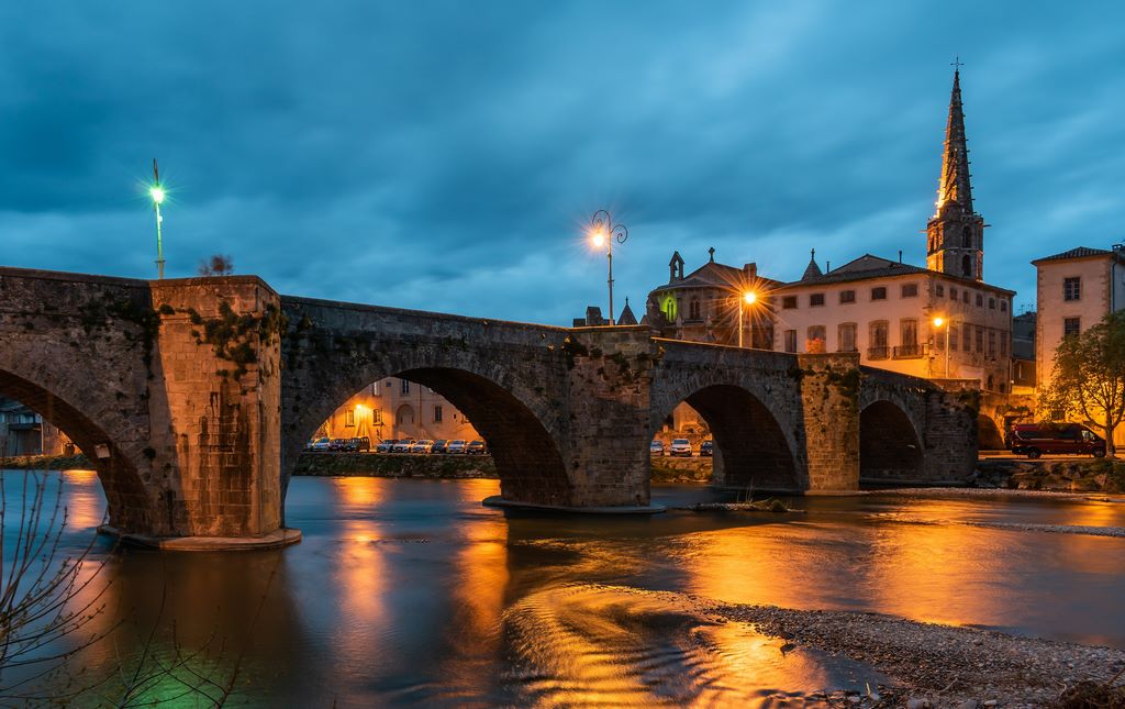 France. Limoux. General view of the Pont Neuf and the chevet of the church of Saint-Martin.