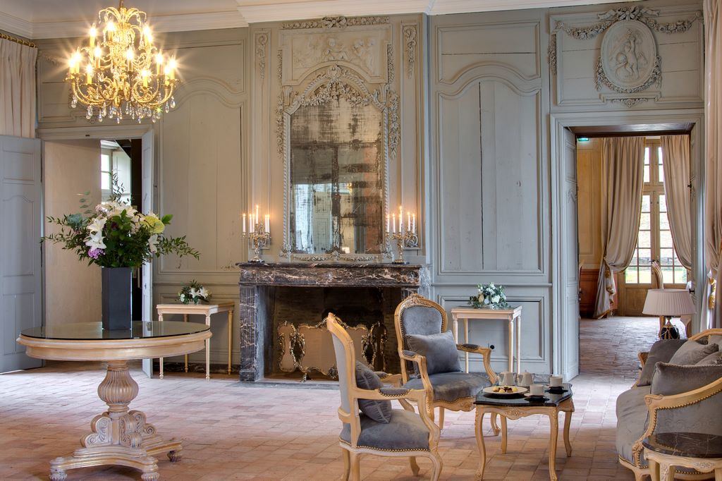 France. Salon at Château La Perrière. Younan group.