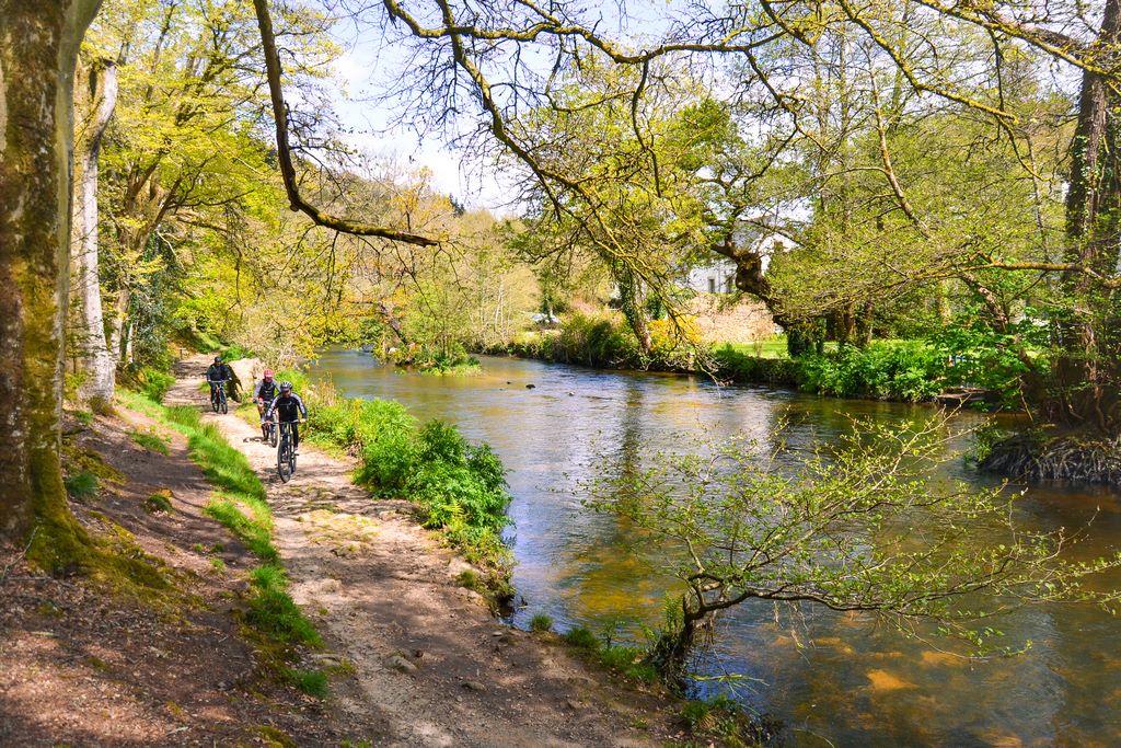France. Pont-Aven. En longeant les berges de l'Aven à vélo.