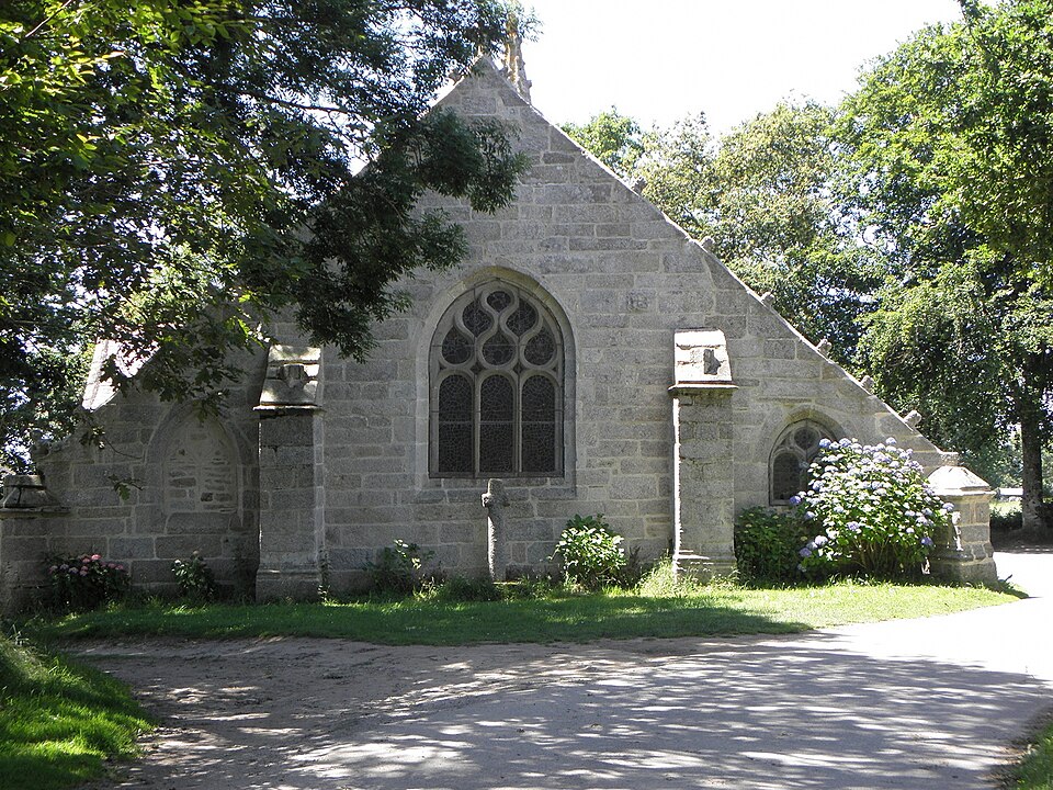 France. Pont-Aven. Construite en 1550, la chapelle de Trémalo est de fondation seigneuriale : le blason des du Plessis figure à plusieurs endroits de l'édifice. Son style relève encore du gothique flamboyant. GO69/Commons.