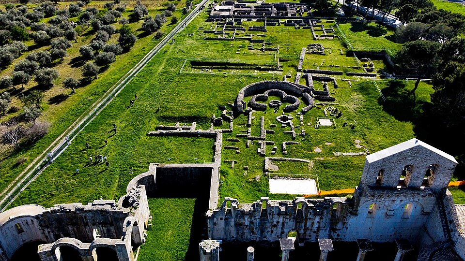 Italy. The Incompiuta church (unfinished) and the archaeological park, which brings together the remains of the ancient Roman city of Venusia (founded in 291 BC), as well as elements dating back to the Middle Ages. Pipito93/Commons.