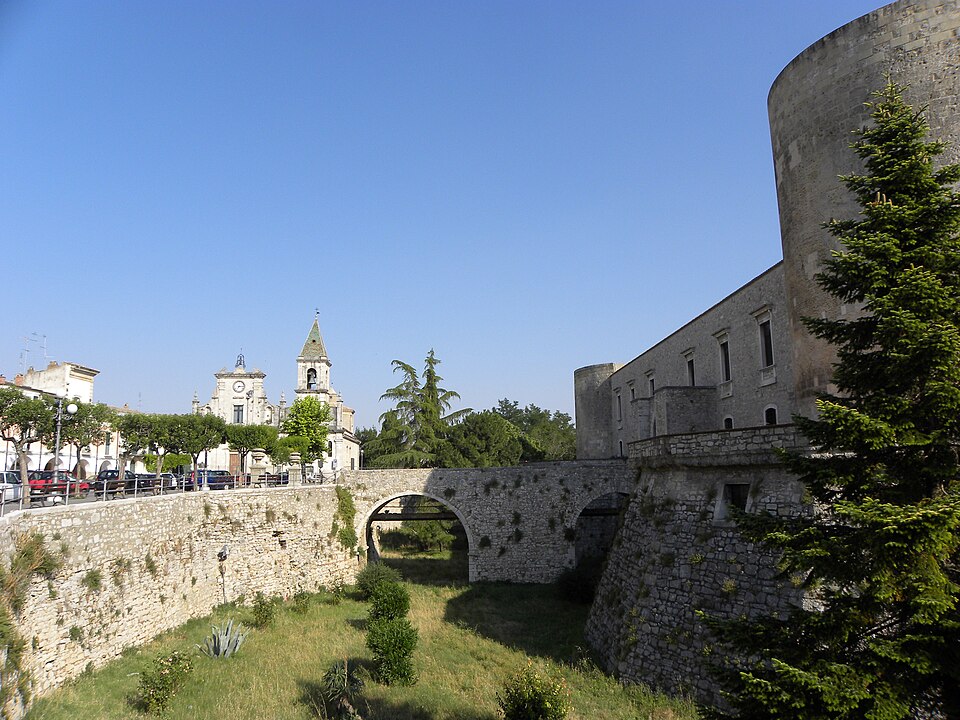 Italy. Venosa. Church of Purgatory and walls of the Aragonese castle. Unpodizucchero/Commons.