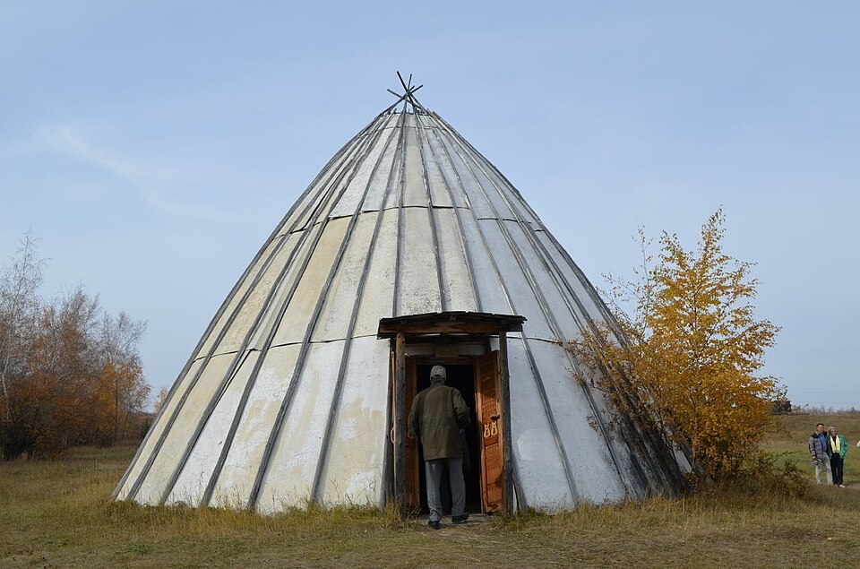 Russie. Suntar. Tuż uraha — habitat ancien des Yakoutes.
Type d’ancienne habitation estivale des Yakoutes, une hutte conique faite de perches et recouverte d’écorce de bouleau. © Commons.

