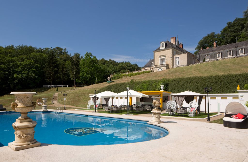 France. Château de Beauvois. Younan Collection. Spacieuse piscine extérieure, installée dans le parc du château, un cadre verdoyant et reposant.