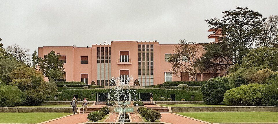 Portugal. Porto. Fondation Serralves. Dès l’entrée, le visiteur est saisi par un contraste saisissant. Ici, le granit typique de Porto s’efface devant le rose poudré d’une villa iconique et le blanc immaculé du musée. Ernstol/Commons.