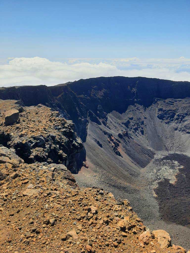 La Réunion. Vue sur le cratère Dolomieu au sommet. Patrick Leu.