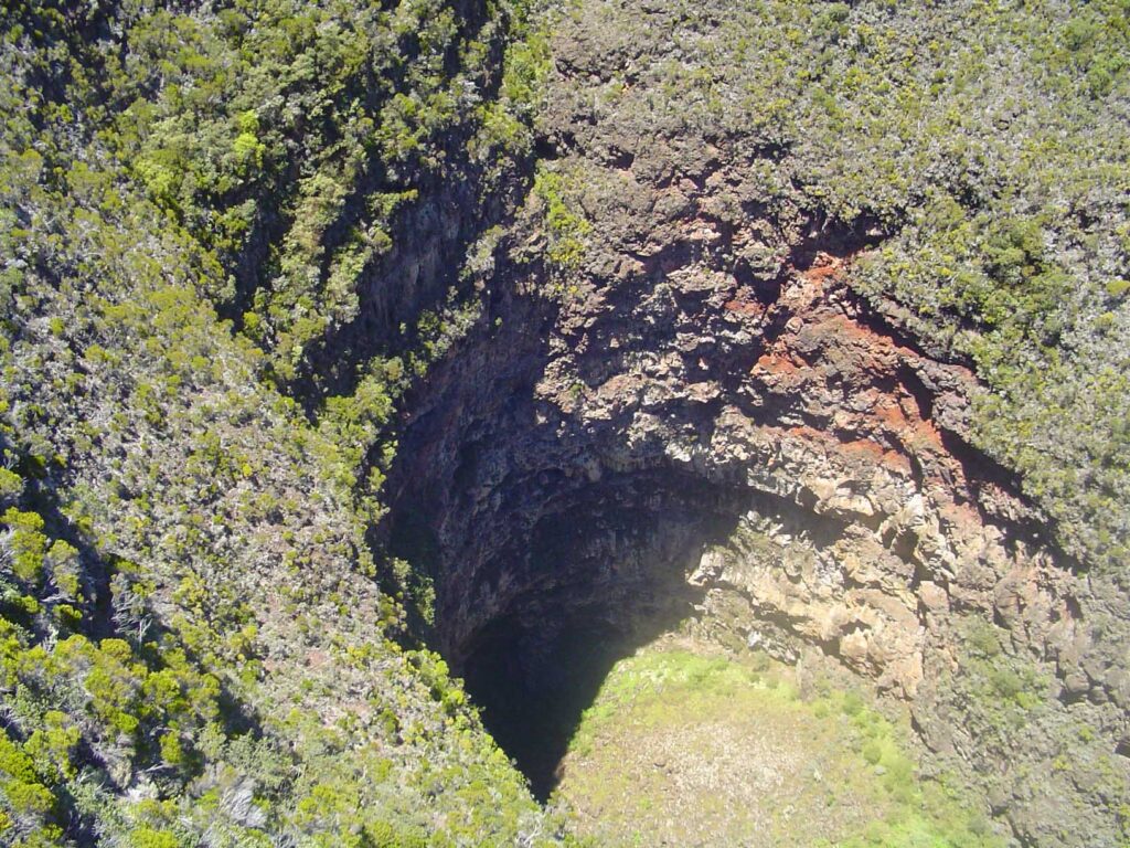 La Réunion. Fond du cratère Commerson. Le gouffre descend à environ 120 mètres de profondeur. mwanasimba/Commons.