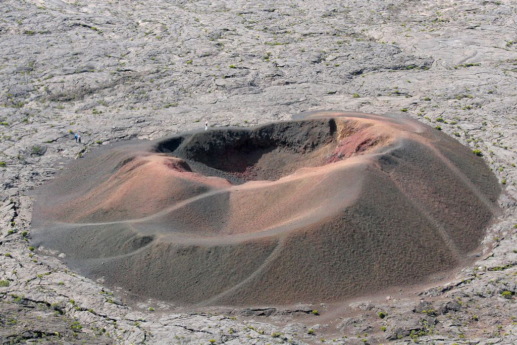 La Réunion. Le	cône	du	Formica	Léo	est	un	cône	volcanique	peu	élevé	(10-12	m),	de	
125	m	de	long	par	90	m	de	large,	situé	dans	la	caldera	de	l’Enclos	Fouqué. F. Ferry. universvoyage.com.