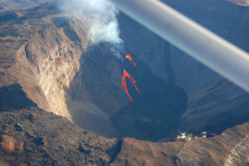 La Réunion. Le cratère du volcan de La Fournaise vue d'ULM. F. Ferry. 