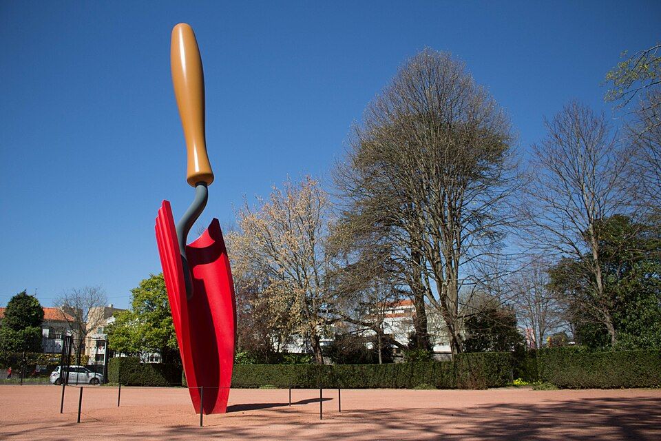 Portugal. Porto. Fondation Serralves. Plantoir (2001) est une sculpture représentant un outil de jardinage familier, considérablement agrandi. Ses créateurs sont des figures majeures du pop art, les artistes Claes Oldenburg et Coosje van Bruggen. Bebatut/Commons.