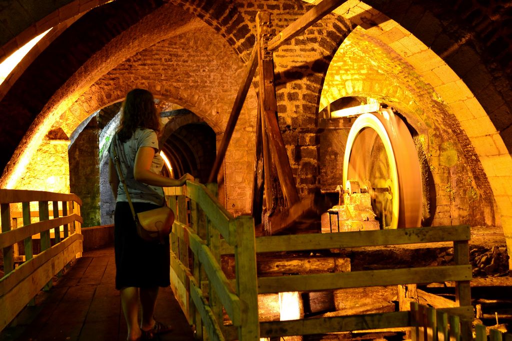 France. Grande saline de Salins-les-Bains. Des voûtes médiévales abritent une roue hydraulique et un balancier du XIXe siècle qui pompait une saumure chargée de 330 g de sel par litre d’eau. © Jura-Tourisme.
