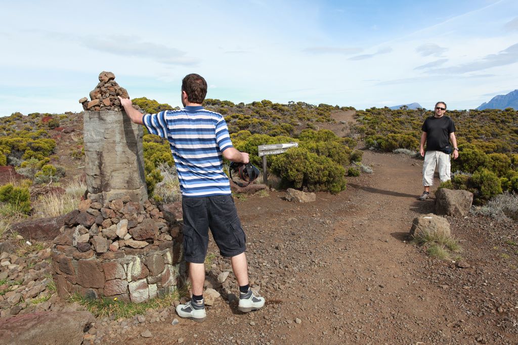 La Réunion. Sur le sentier du volcan de La Fournaise, un cairn balise le chemin et il est de coutume d'y laisser sa trace discrète. B. Postel.